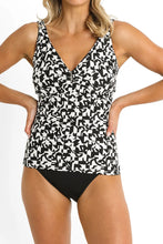 Load image into Gallery viewer, Soho Scoop Singlet Black Print