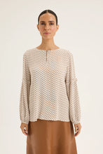 Load image into Gallery viewer, Yarra Trail Lava Top