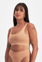 Load image into Gallery viewer, Bases Seamless Scoop Crop / Blush Latte