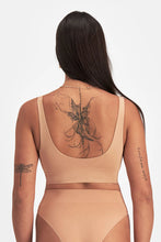 Load image into Gallery viewer, Bases Seamless Scoop Crop / Blush Latte