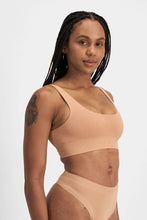 Load image into Gallery viewer, Bases Seamless Scoop Crop / Blush Latte