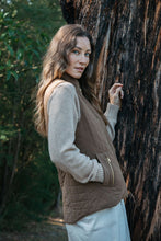 Load image into Gallery viewer, Quilted Vest / Fudge
