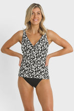 Load image into Gallery viewer, Soho Scoop Singlet Black Print
