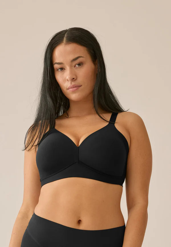 Naturana Side Smoothing Soft Cup Wireless Padded Bra / Black