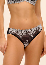 Load image into Gallery viewer, WACOAL Embrace Lace Brief / Black
