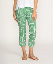 Load image into Gallery viewer, Fuss free capri - Lush Leaves
