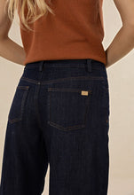 Load image into Gallery viewer, IVY BARRELL JEAN - DARK BLUE
