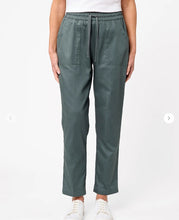 Load image into Gallery viewer, Mercer Short Length Pant - Plantation
