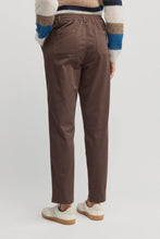 Load image into Gallery viewer, Yarra Trail Nova Jogger Truffle
