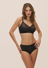 Load and play video in Gallery viewer, Back Appeal Wire Free Bra / Black
