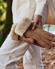 Load image into Gallery viewer, Apollo Bay Gloves Chestnut (Dark)
